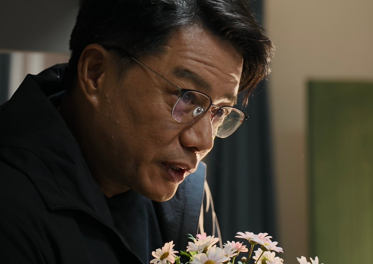 #段奕宏[超话]# 好美呀考段确实和花很和谐啊再加上这个打光，连褶子都看着顺眼了[兔子]#藏锋# ​