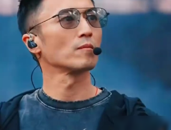 现场镜头直接怼到他左手腕，那只卡地亚螺丝手镯还在。
谢霆锋长沙站唱《玉蝴蝶》，台上没玉蝴蝶，王菲也没来。他穿件破碎马甲，领口别个蝴蝶结，像随手抓的。倒是破洞牛仔裤没了，之前露底裤边那点小心思也收了。
全程闭嘴。记者追着问，团队不接话。高圆圆直播连线提一嘴，他就笑笑，说行程随心，来去自在。
手腕