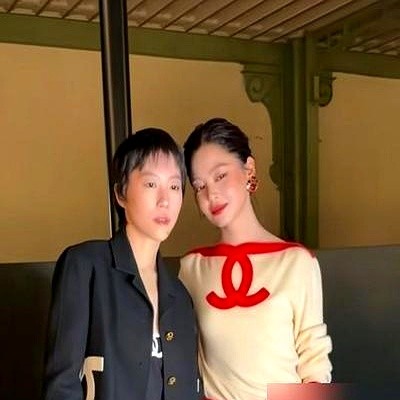 巴黎香奈儿头排看秀，辛芷蕾冷不丁问了一句：“你六几？”窦靖童当场愣住，还以为在问自己是不是六十几岁。

旁边外媒镜头全架着，这俩人倒好，翻着画册笑成一团，散场直接挽着胳膊下班，临走再抱一下，硬是把顶级秀场过成了老邻居串门。

一个米白撞红，一个黑西装松垮得像刚睡醒，全程没人硬凹造型。

在大场面里，