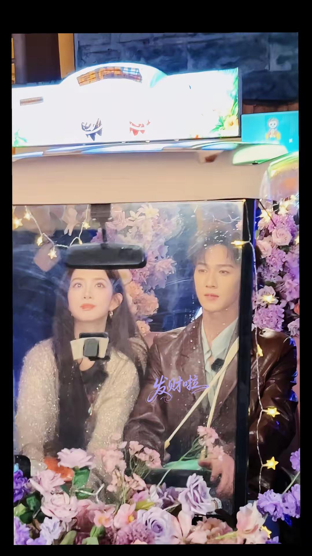 小情侣出游中