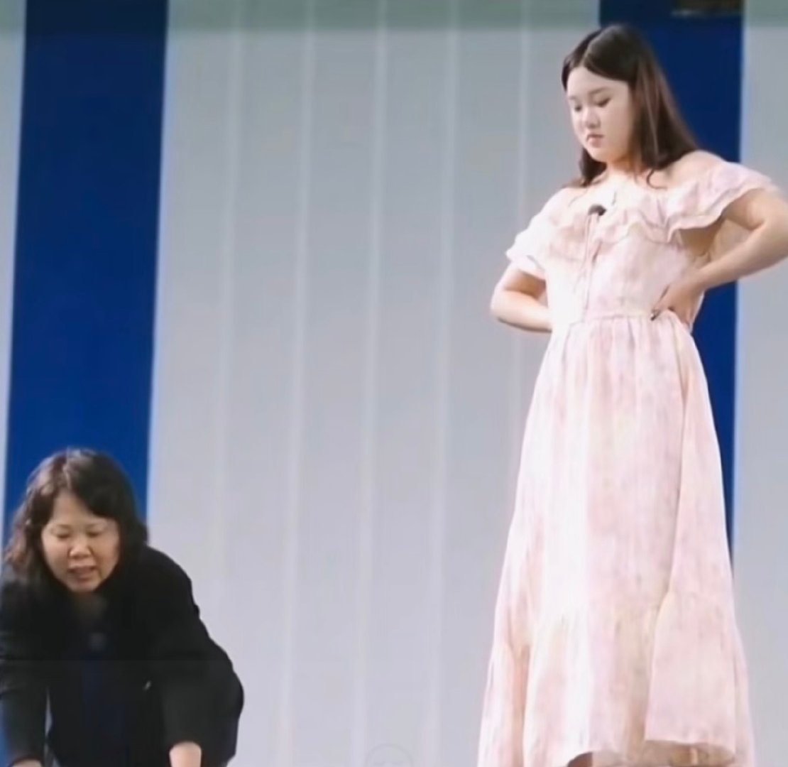 #张家齐妈妈说没用女儿钱买房##张家齐妈妈说我是一个傻子一个笨蛋#
说一千道一万，直接把张家齐这么多年的工资奖金都还给她，然后跟她说以后不要她打钱了，不就完了，解释这解释那，就是不肯拿出来，都把主持人都干沉默了，坏了坏了这下好了，本来是啃小的形象，现在是上啃老下啃小的形象 ​