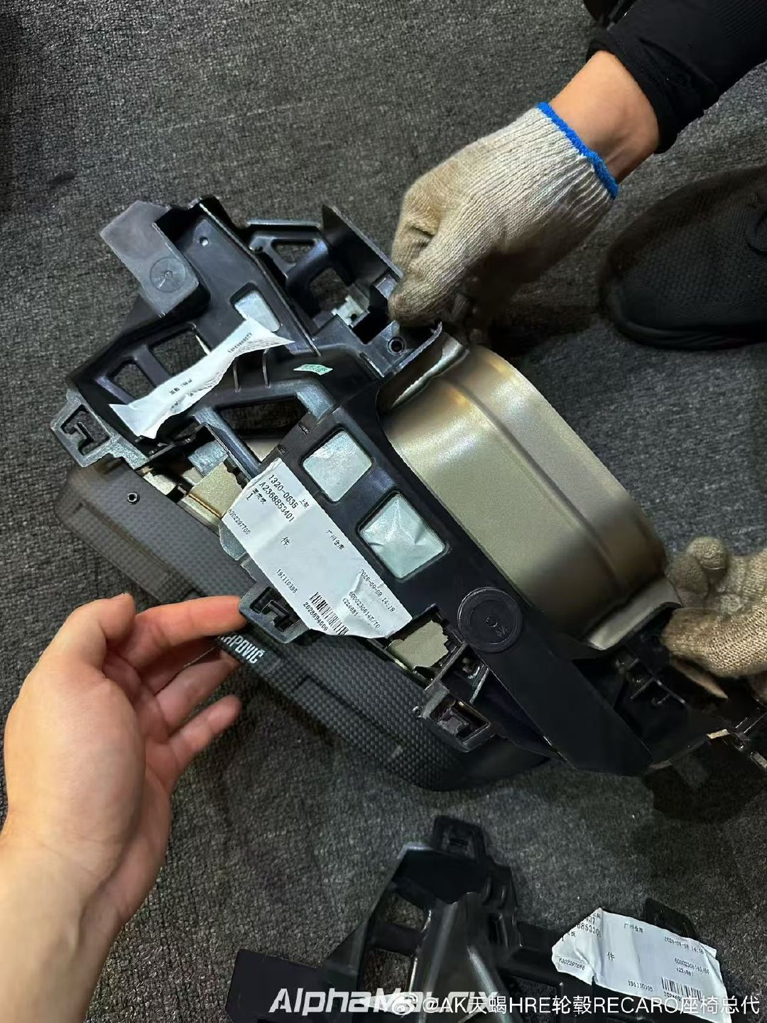 CLE53 C236｜Akrapovic 天蝎上车✅
ECE 认证｜动力小幅提升 + 减重
+4.6kW｜+7.7Nm｜-6.3kg
碳纤维尾嘴 + 标志性天蝎红标
内敛又有攻击性，这才是 AMG 该有的样子
声浪沉稳，越踩越上头🎧#Akrapovic #天蝎排气 #CLE53 ​