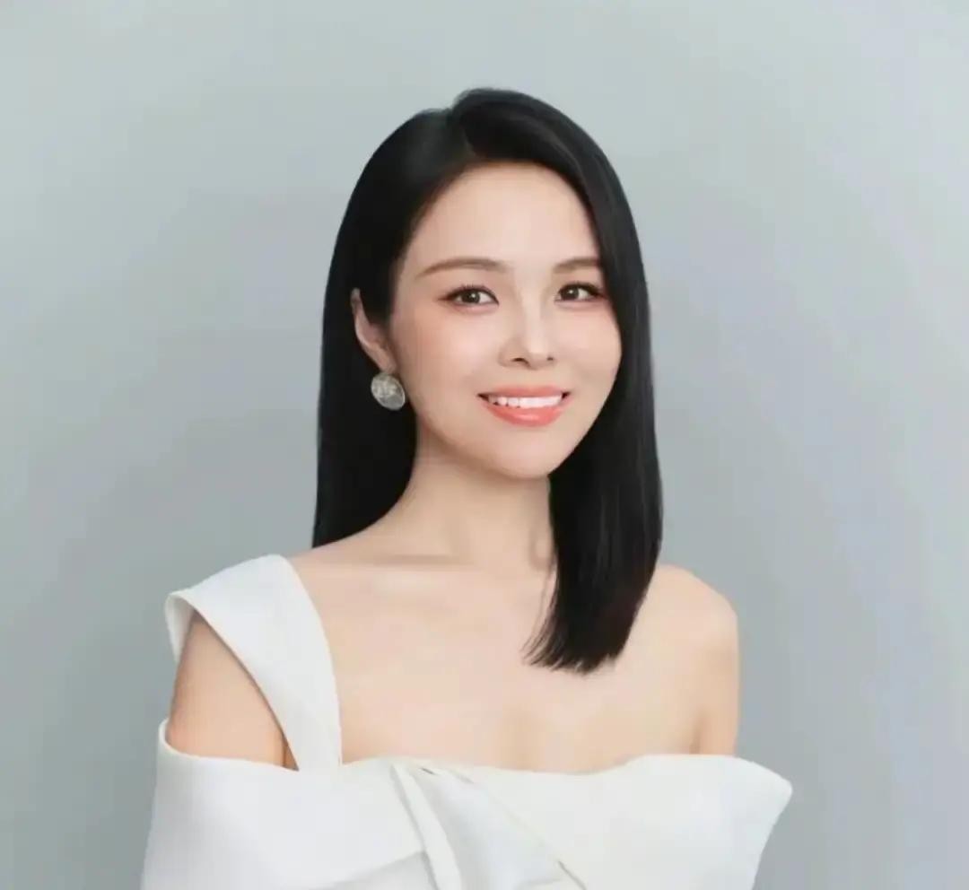 今年4月份在台上笑盈盈跟大伙儿打趣，说要“回家多吃点增肥”的青年歌唱家龚爽，9月4号凌晨在北京一家医院里悄悄走了

得的是卵巢癌，整整自己死扛了五年

现在这网络环境，随便个小艺人破块皮都恨不得买个热搜让人心疼，可她硬是把命悬一线的事瞒得密不透风

你去翻她的社交账号，全都是唱歌演出和家里养的猫