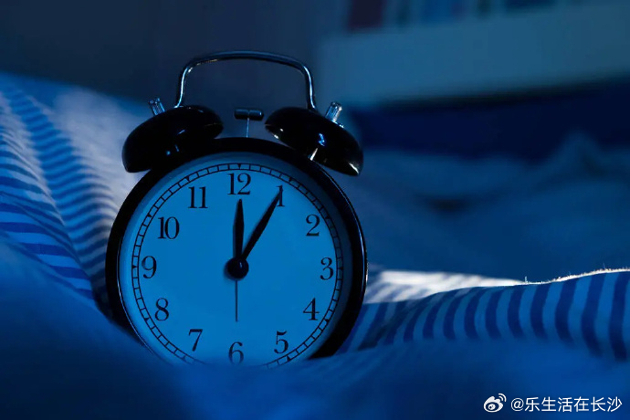【 ① 睡眠时长：不少于6小时 国际医学期刊 《行为医学年鉴》发表的一...