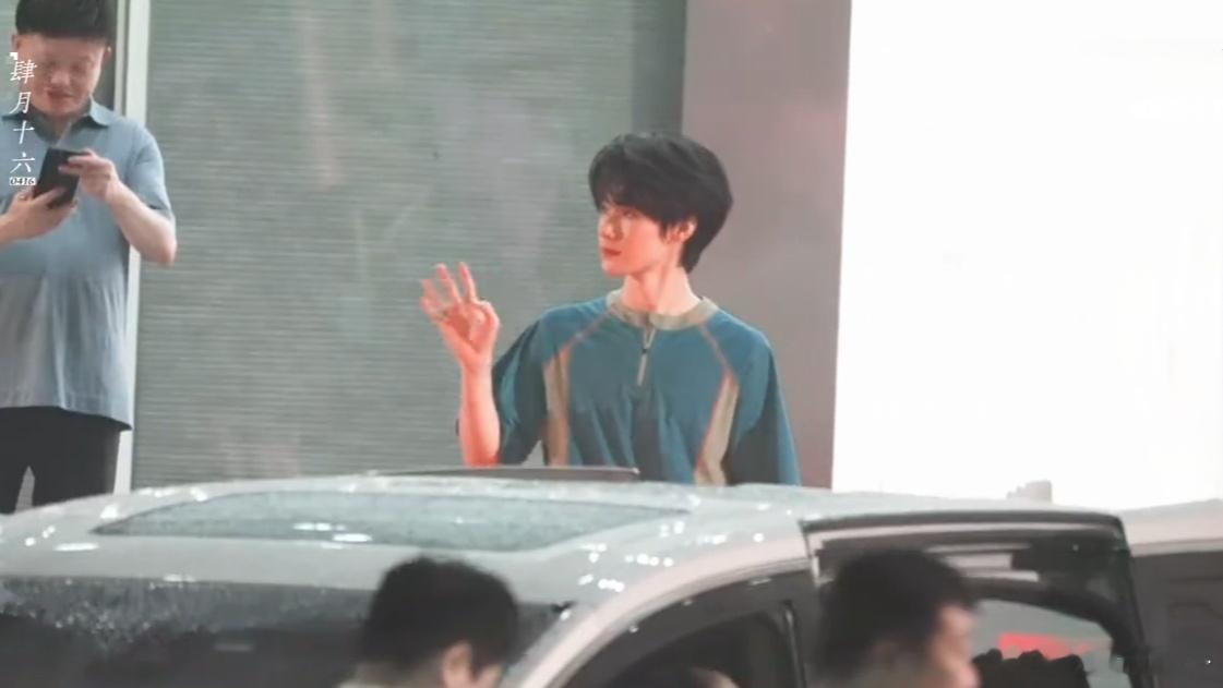 OK啊这车灯的死亡红光也是完全扛得住🤗 ​​​