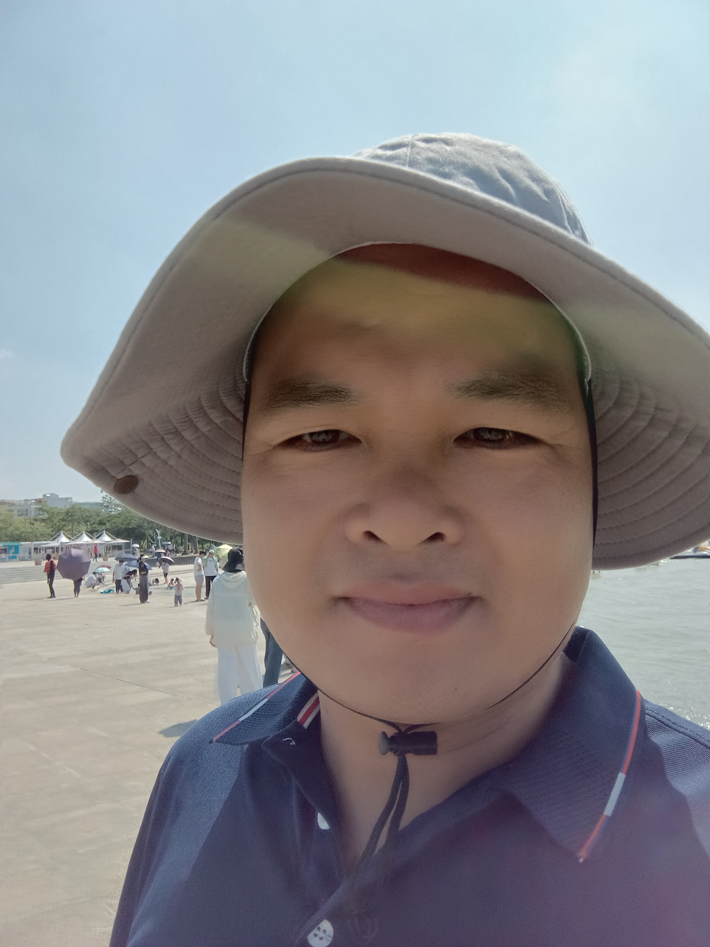 打算开8年以上！ES300、奔驰E300、宝马5、A6，谁扛得住长期使用
大部分测评都是新车测评。但越来越多人买车，不想三四年就换掉，计划一台车开8–10年。这时候看的就不是新车多好看、加速多快，而是整车的耐久、大件稳定性、后期配件好不好找。雷克萨斯ES300h、奔驰E300L、宝马5系、奥迪A6L