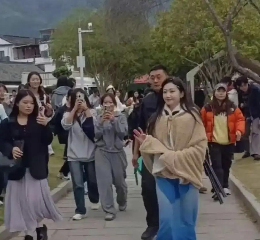 37岁的景甜在安徽小镇被人拍到生图，很多人第一眼居然没认出来，以为是年轻时候的许晴在逛街。
那天她穿得特别朴素家常，长头发就这么松松散散搭在肩上，完全没有红毯上那种“人间富贵花”的端着劲儿。
但镜头稍微拉近一点，明星到底还是明星，在没有打光的小镇街头，整个人白得像自带了一块反光板。
尤其是她笑
