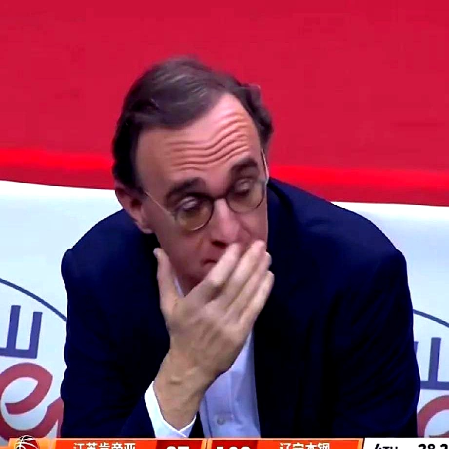 辽宁男篮这更衣室，终于有点火药味了。    主教练乌戈真敢下手，谁态度...