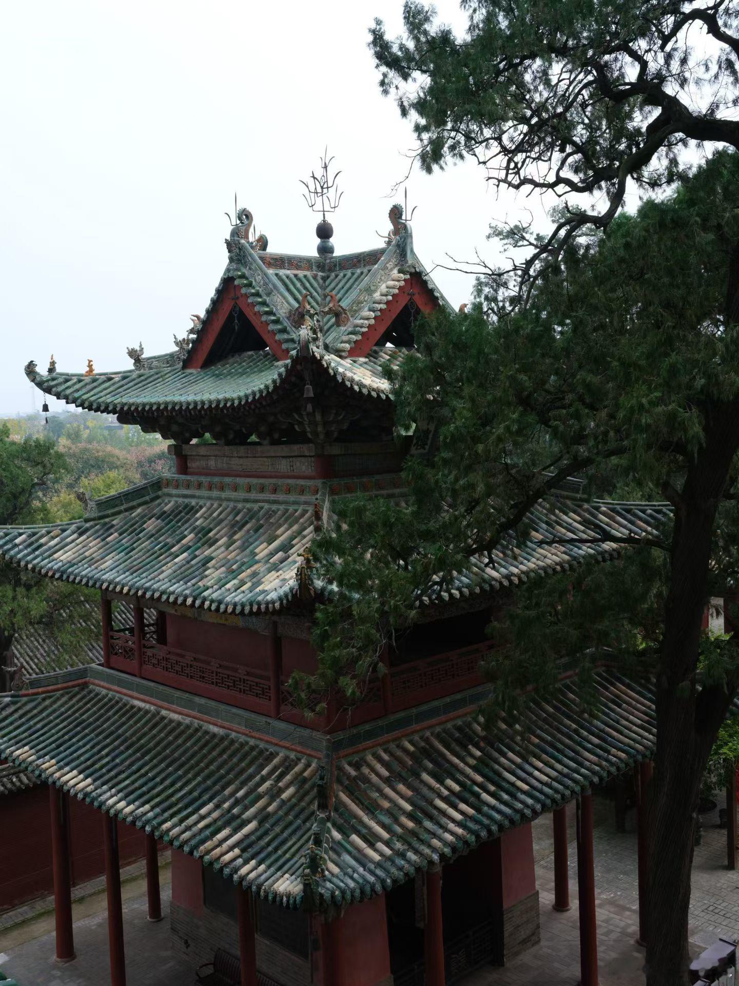 我要被文旅发的这个笑晕了陕西的历史浓缩在屋顶上，大家看看这屋顶多美。[鼓掌] ​​​