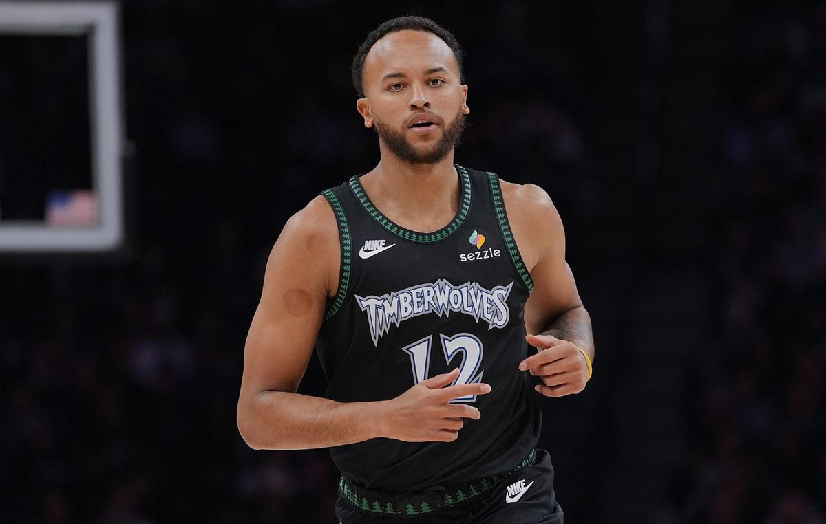拿6分却赚了7800万，李凯尔才是NBA最会“算计”的人！
李凯尔职业生涯签了5份合同，从马刺首轮30号秀起步，一路辗转灰熊、森林狼、勇士、热火、爵士，现在又底薪去了猛龙，生涯总薪资累计约7820万美元。上赛季场均6.2分3.5篮板2.9助攻，投篮命中率53%。
很多人看到这个数据第一反应是：这也能