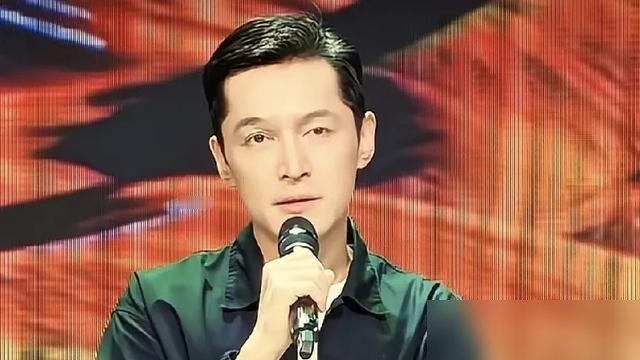 胡歌亲口说，拍《仙剑3》那会儿，他觉得戏幼稚，无聊透顶。
回上戏跟学弟学妹唠嗑，他直接摊牌：当初考表演系，就为早点赚钱养家。什么艺术追求，那是后话。结果这部他觉得“幼稚”的戏，把他炸成了顶流。
更狠的是后来。《琅琊榜》封神，换别人早扎进电视剧圈捞金了。他掉头就走，六年不碰电视剧，一头扎进文艺片里
