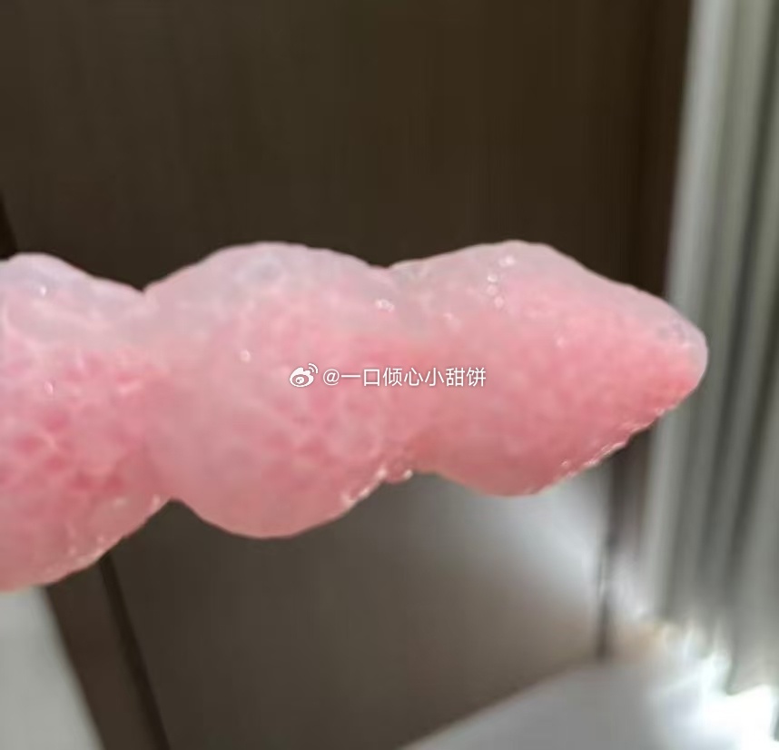 “草莓塔超级软 一颗颗吃进去 进进出出的时候有明显的刮蹭和吞吐感 哥哥...