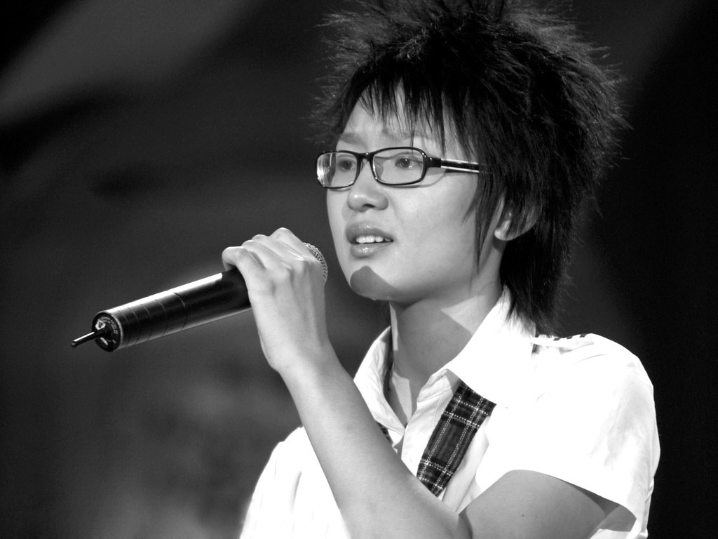 还记得她吗？周笔畅大家肯定都记得2005年《超级女声》那个戴着黑框眼镜、一身中性打扮的亚军。

       作为华语乐坛出了名的实力派，她这场演出一口气唱了好几首经典老歌，一开口还是那个味儿。

       谁能想到，当年那个纯朴的女孩，现在舞台造型玩得这么大胆亮眼！