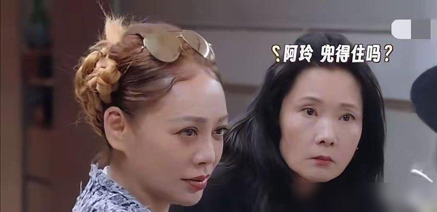 刘嘉玲亲口说，梁朝伟不是她最爱的人，只是最合适的人。这话换别人说早炸了，他俩愣是过了四十年。
前两天她组局，维多利亚港边请盆栽哥吃饭，梁朝伟就安安静静坐旁边陪着。一个社牛张罗全场，一个社恐负责微笑，各干各的，谁也不改造谁。
家里灯泡坏了，她换。装修，她盯。梁朝伟就负责在法国农场弯腰捡鸡蛋，然后她