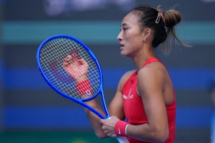 2026中网女单16强全部产生，第四轮对阵正式出炉，郑钦文将迎战超级黑马，她是本届赛事淘汰了世界第一的资格赛选手。  一、完整对阵公布- 上半区：查拉耶娃 vs [W]郑钦文；李吉妮 vs 斯维托丽娜
