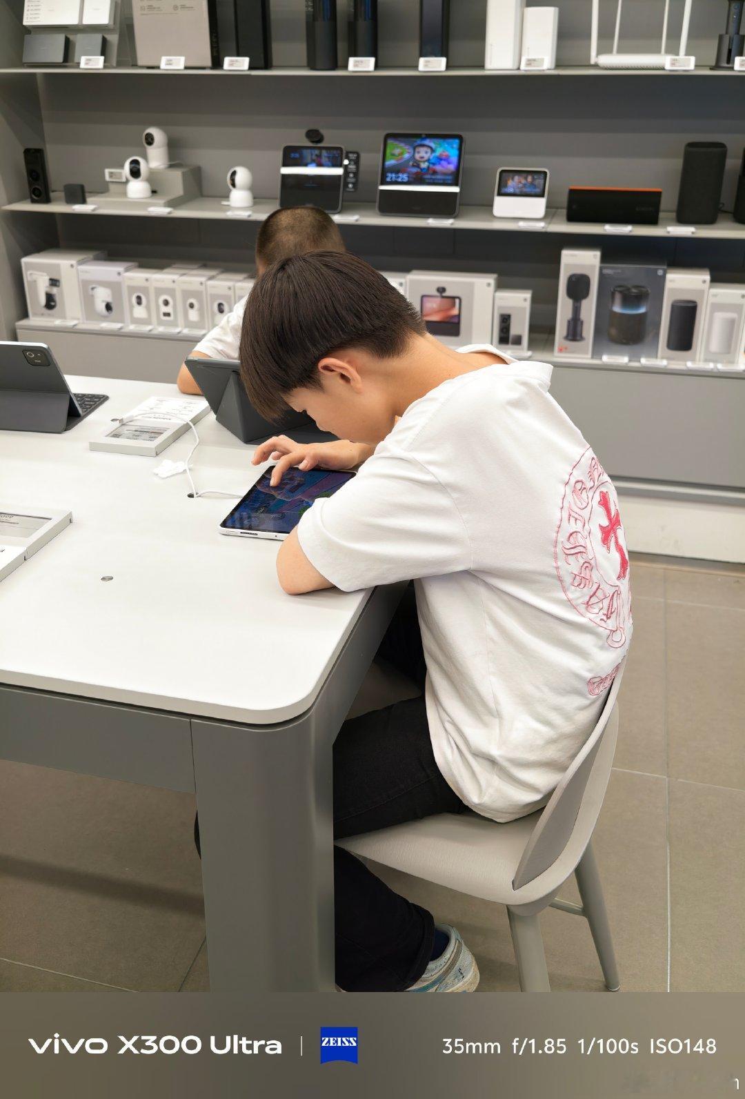 夏天的小米门店，可以说另一个小孩乐园 ​