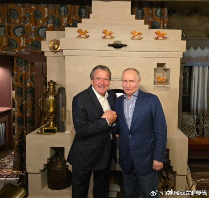 [哈哈][哈哈][哈哈][哈哈]

午夜闲扯……

德国总理梅尔茨拒绝美俄柴油协议，誓言加码对俄制裁力挺乌克兰……

………………

梅尔茨……怎么着也得先解释哈……施罗德去给傻货祝寿……是谁放行的……[哈哈] ​
