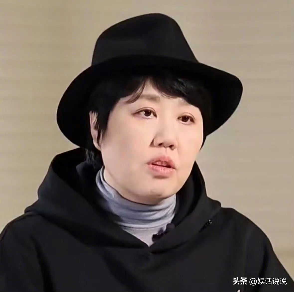 于蕾再执羊年春晚：把“中式浪漫”煮进除夕那碗饺子汤

春晚导演名单一出，热搜直接炸了——还是于蕾。

2027丁未羊年，是她自2023兔年首执春晚以来，连续第五年扛总导演的担子。观众一边嘀咕“会不会审美疲劳”，一边又悄悄把期待值调了回来：毕竟这年头，能把长辈的“年味”和年轻人的“转发欲”同时接住的人