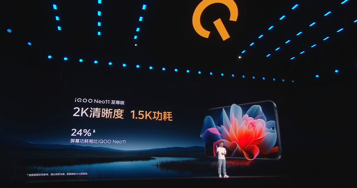 发布会花了相当大的篇幅来介绍这块国产2K护眼屏

#iQOO Neo11 至尊版#拥有2K分辨率，514PPI，清晰度远超常规 1.5K

依托埃米级蒸镀工艺实现 2K清晰度、1.5K功耗，相比Neo11功耗下降 24%，全局峰值亮度 2000nit，户外可视性更强

并且还配备了圆偏振光 2.0、1nit 睡眠屏，暗光观看更护眼，这可以说是国 ​