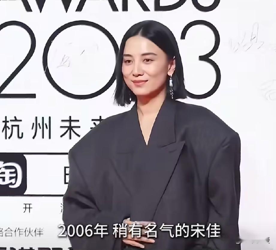 相差23岁！当年张黎与宋佳这段往事，至今仍被人热议
 
提起导演张黎，很多人都熟悉他拍出过《走向共和》《人间正道是沧桑》这些口碑佳作，是圈内公认有才华的影视大佬。
2007年，50岁的张黎筹拍《中国往事》时，相中了27岁的宋佳，不仅力邀她出演女主，还展开了热烈追求。
为了这份感情，当时的他和妻子刘蓓