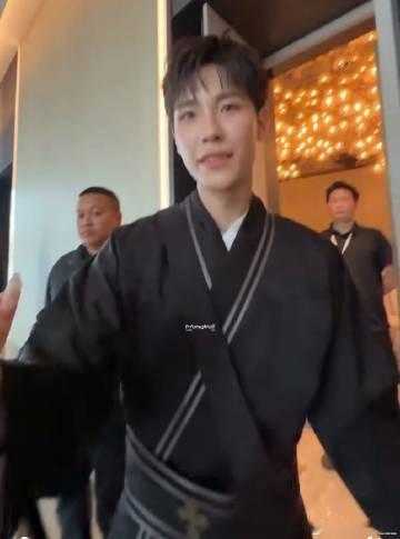 這個衣服蠻適合西村力穿的。