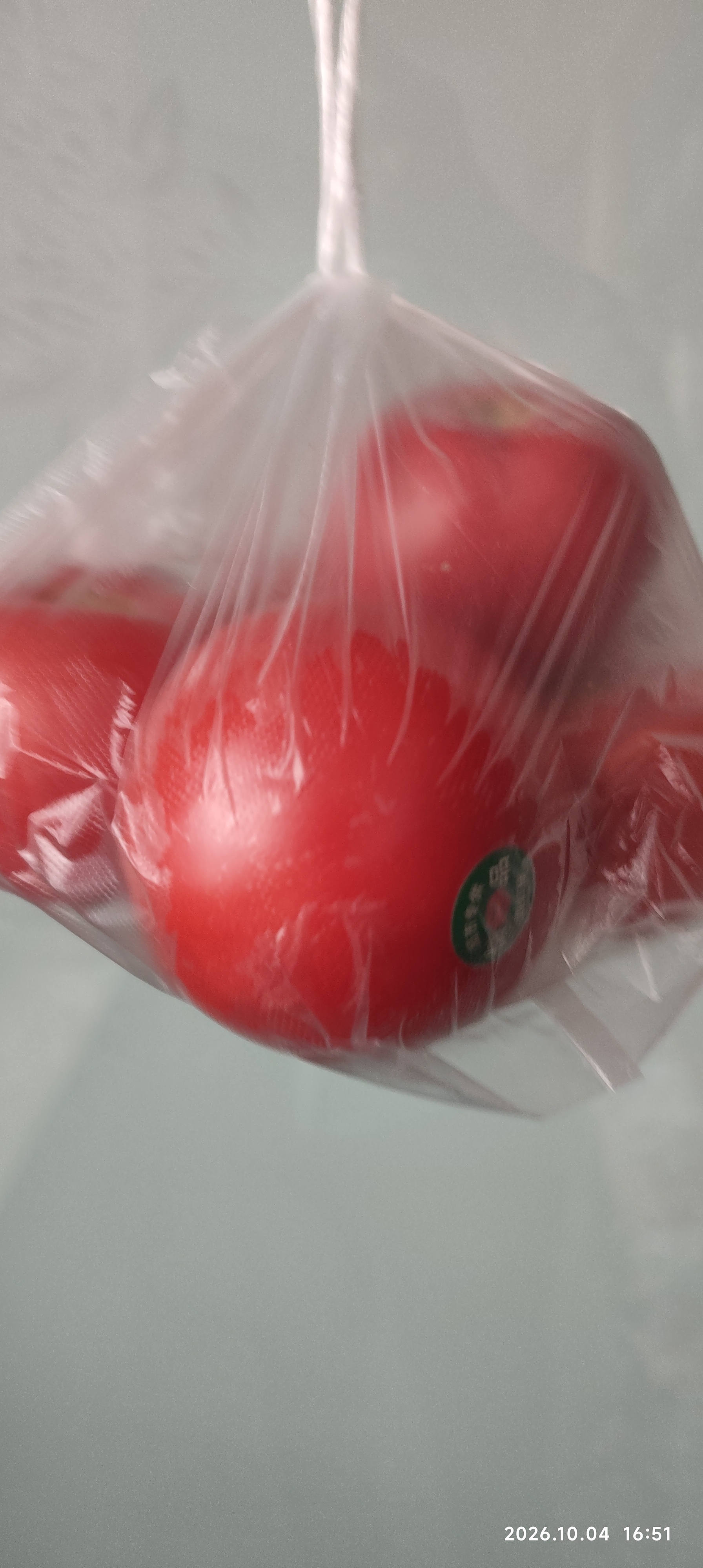 早上刚买回来的西红柿，色泽通红饱满，新鲜