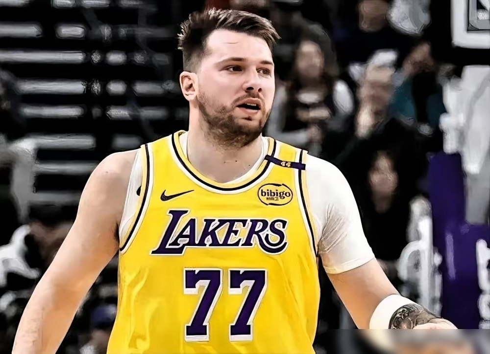 杜兰特缠着绷带还在笑，但你去看他右膝的核磁共振报告，每一个字都让人手心...