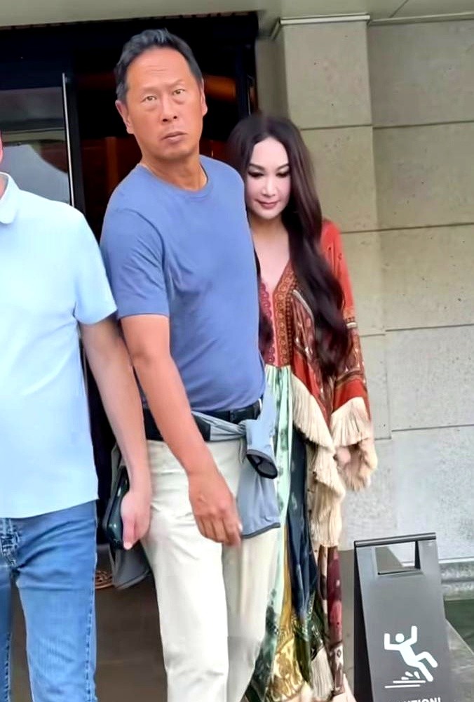 结婚20多年没生娃，温碧霞两口子当街十指紧扣，愣是被人指着鼻子骂自私。

骂她的人觉得没孩子婚姻早晚得散。可你看看周润发，老婆流产受了一回大罪，发哥心疼得一拍桌子，这辈子绝不生了。

刘青云、梁朝伟、郑伊健这几个影帝，哪个不是把老婆捧在手心里？郑伊健婚前就跟蒙嘉慧交了底，绝不让孩子拴住脚。梁朝伟更是