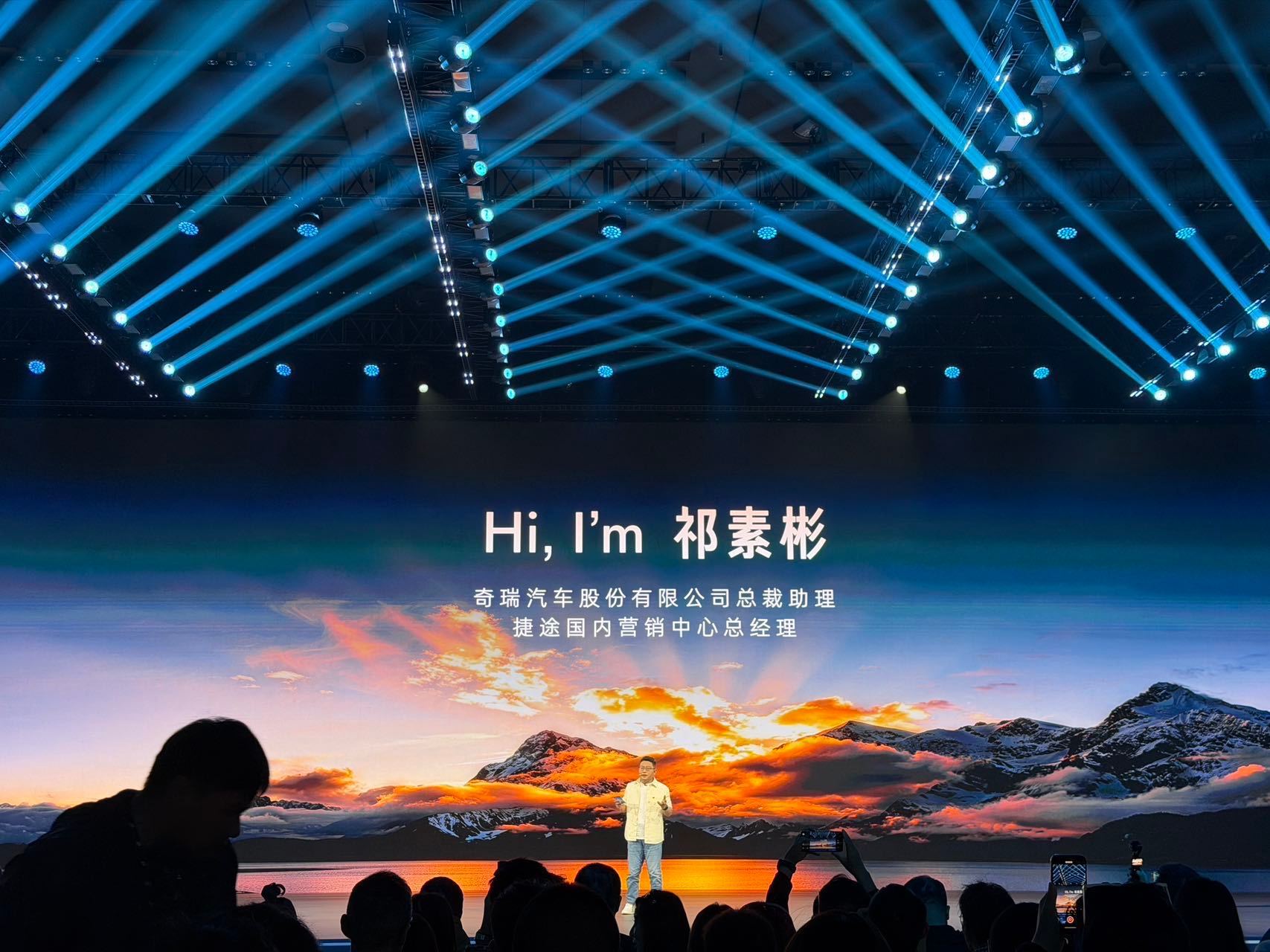 全新旅行者7系列焕新价来了，12.59万元起！燃油版覆盖12.59万—16.59万元，提供两驱、四驱多种选择；C-DM插混版14.39万元起，兼顾日常通勤与户外出行。硬派方盒子造型，可城可野，既能满足城市代步需求，也能陪你探索户外。这个价格加上多重购车权益，进一步降低了硬派SUV的入门门槛。十几万元预算，你会考虑这类方盒子SUV吗？全新旅行者7焕新惊喜价12.59万起