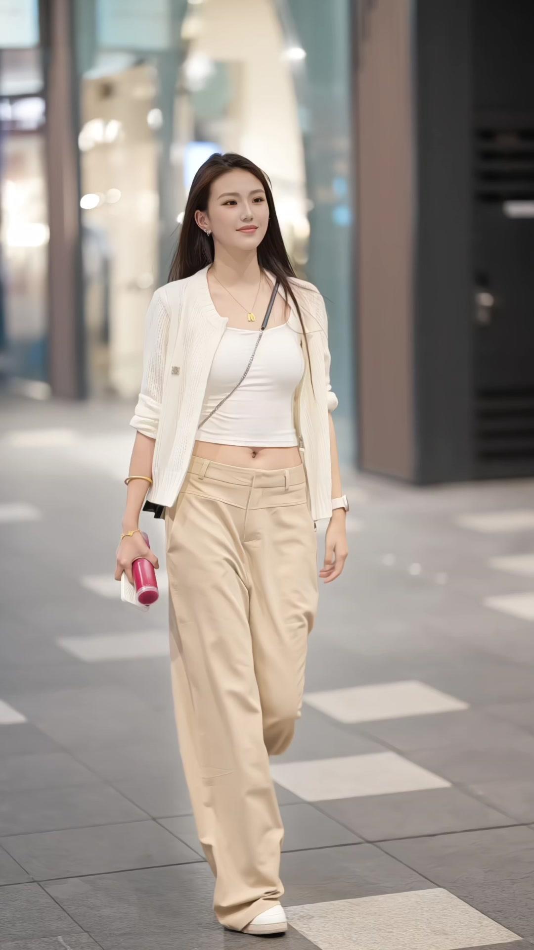 清冷感港风写真这样拍，每一帧都像电影截图！🎞️  镜头下的港风美人...