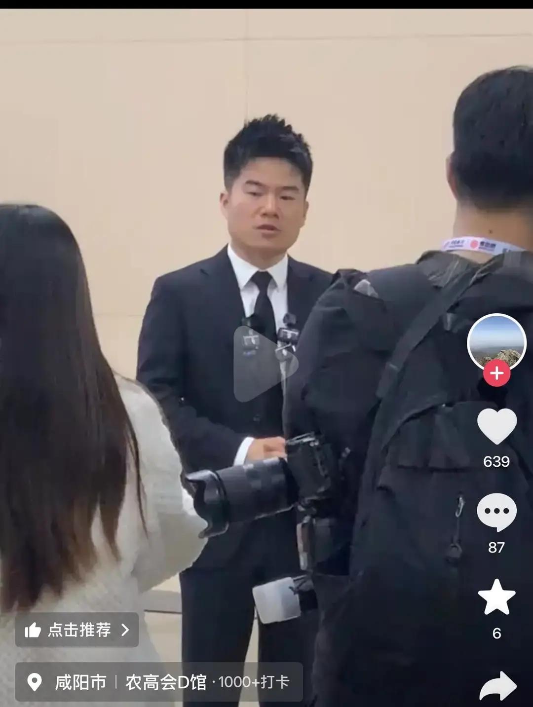 趁着董宇辉接受采访，有位哥们儿偷偷同框蹭了张合影，转头就发到网上公开叫板：“我和潼关董公到底谁美？”
这胆子也是没谁了，直接把《邹忌讽齐王纳谏》的文言文老梗搬到了互联网上。
视频一发出来，底下的评论区彻底炸了锅。
大家倒没真的生气，全是看热闹不嫌事大的调侃。有人顺着话茬捧场，回了句“你帅你帅，
