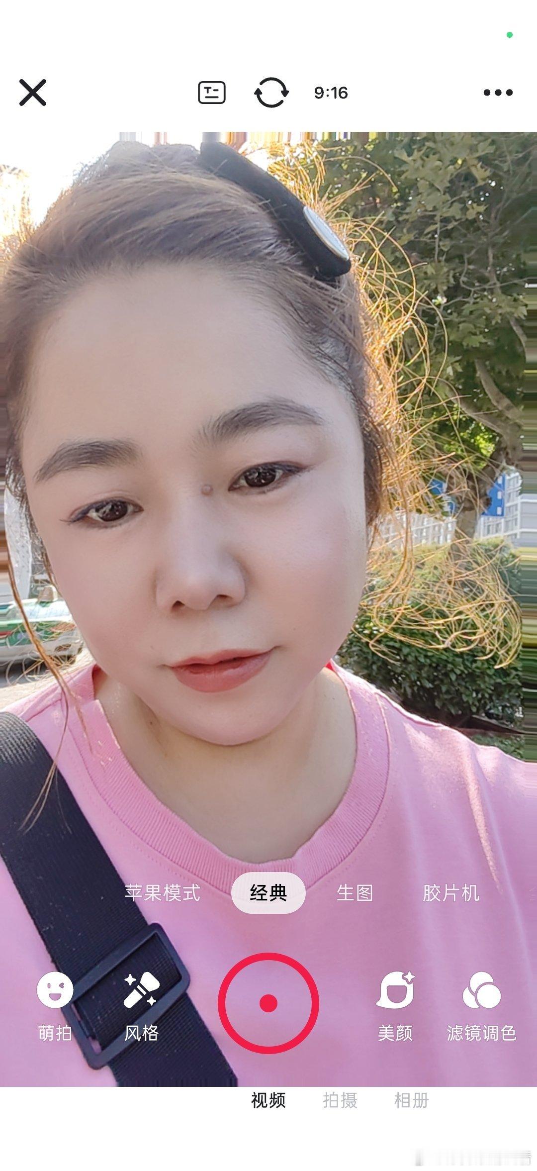 刚遇见我的闺蜜了玩了20年我们都没有彼此红过脸，其实一直都是没话讲的！习惯了一直在身边，有问题也不解决就不正面问题！我在抖音把话说难听了也不问我为什么那样说话！其实她没有欺负过我，也没帮过我，跟我不是一路人！从不直面问题直到分道扬镳！其实我一直没找到喜欢和我玩的女生，大家对我的印象 ​