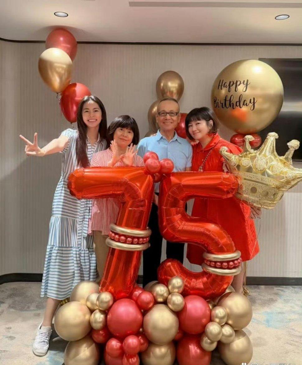 Selina任家萱为父亲庆祝75岁生日，一家四口同框 ​