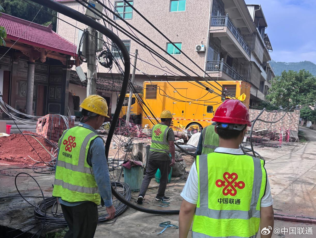 【#福建莆田因强降雨有人员失联#，中国联通全力推进受损通信恢复】连日来，受台风“沙德尔”残余涡旋与季风气流叠加影响，福建莆田遭遇历史罕见极端强降雨，多地雨量打破气象极值，全市三百余个基站告警，多处光缆杆路受损，部分机房遭遇洪水倒灌。中国联通迅速吹响防汛救灾“集结号”，成立防汛抢险应 ​