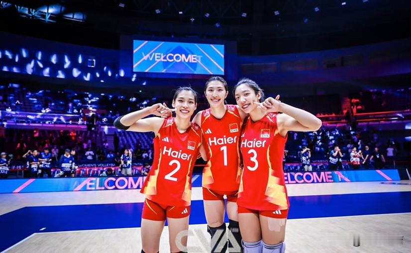 亚运会，中国女排3-2泰国，日本女排3-0韩国，晋级决赛，最新夺冠概率如下

1、中国女排🇨🇳——60%

2、日本女排🇯🇵——40%

半决赛中国女排击败泰国的四大功臣，吴梦洁、王奥芊、庄宇珊、龚翔宇。无论是稳定的得分，还是关键时刻的出手，都是本场比赛取胜的关键。决胜局打出10-1的攻防浪潮，彻底