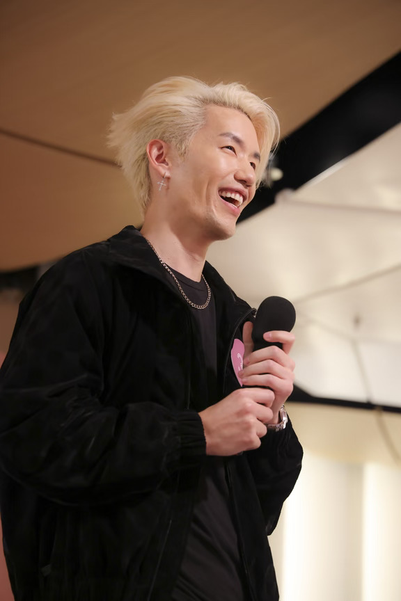 自己報名，自己一個人飛咗半個地球去參加節目，
喺Julianna完全唔知情嘅情況