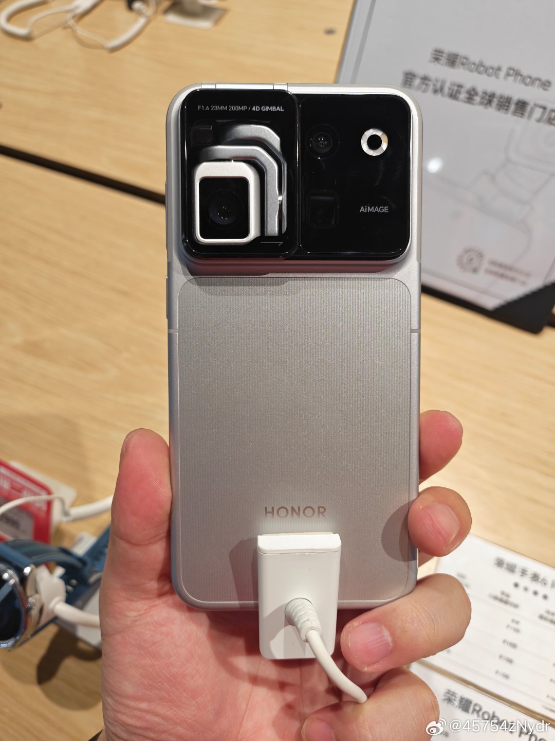 #荣耀RobotPhone 使用体验大不同，手势开启，主角跟随，随音而舞更多功能等你体验 ​