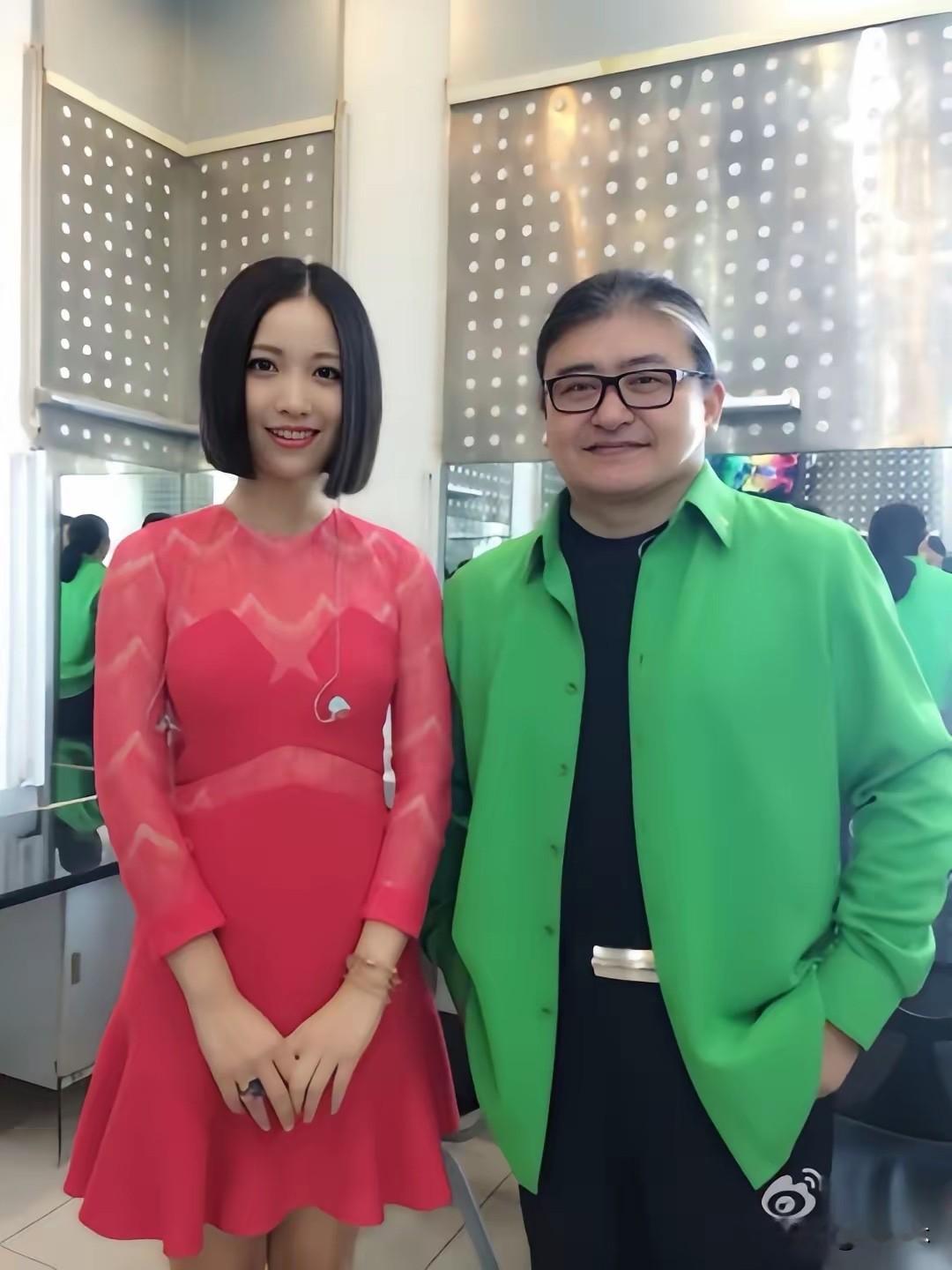 终于，
刘欢和姚贝娜，
可以在天堂合唱了。
​刘欢老师走了。
​这一次，他终于能和姚贝娜在天堂相遇，一同唱起甄嬛，完成那场跨越生死的合唱。

当年制作《甄嬛传》配乐，刘欢十分赏识姚贝娜，力邀她演唱剧中多首插曲，那时候姚贝娜身体已经饱受病痛折磨，化疗间隙坚持录完歌曲。

后来刘欢在舞台上，借用录音原声