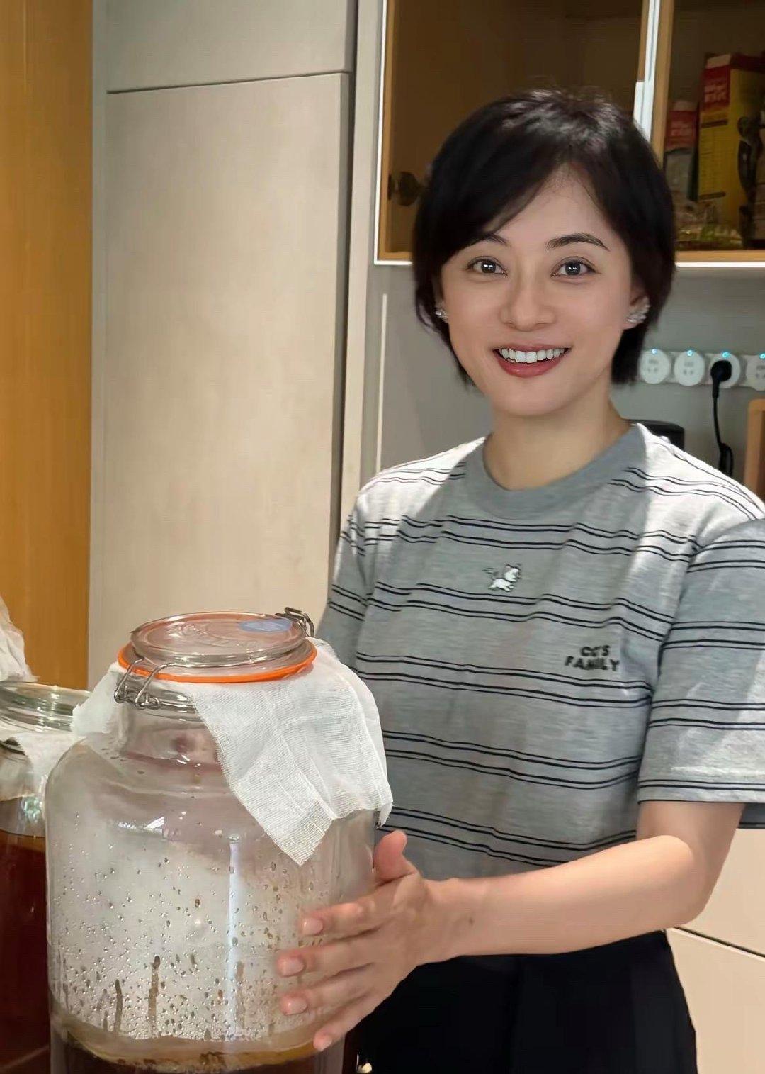 孙俪，咋个回春了呢？眼睛也不鼓了，也不发腮了，我个人觉得这么大的变化不可能是喝了发酵茶的原因吧？ ​