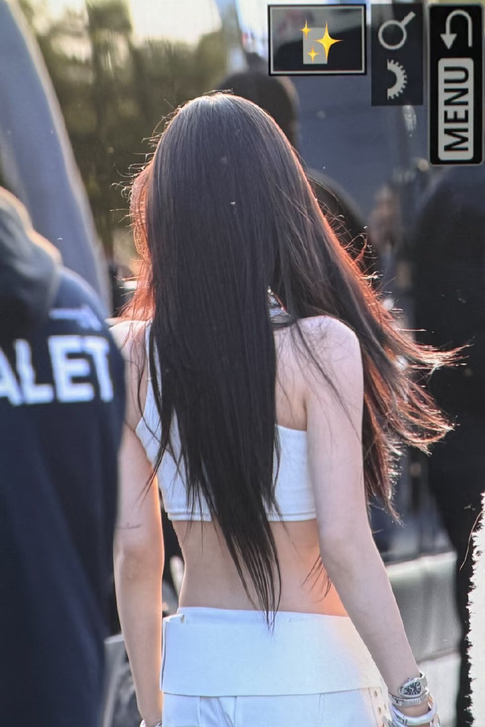#宁艺卓[超话]# 名品肩背，完美的背部线条和肩颈线条#宁艺卓# ​
