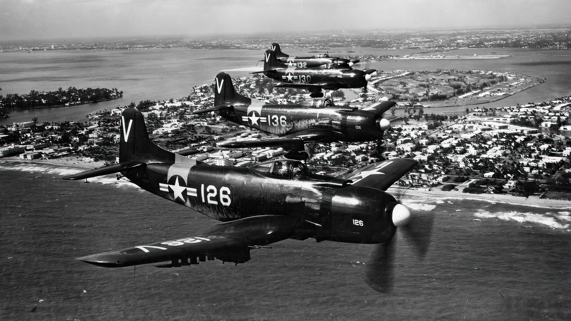 #航空创作计划##航空历史上的今天##每天认识一件兵器# 1944年8月26日，美国马丁 AM-1“拳击手”攻击机首飞。
二战初期，美国海军分别开发俯冲轰炸机和鱼雷轰炸机，随着技术发展，海军发现飞行员可以独自完成导航、瞄准和自卫防御。因此1943年，为了提升航母的载机数量，海军提出研发一种单座多功能攻击 ​