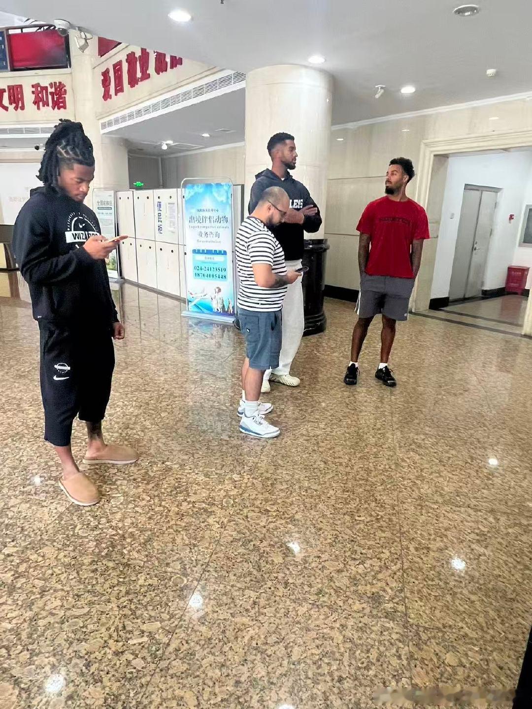 上赛季扑朔迷离的大白边事件尚未有定论，镜头另一侧看起来却严阵以待！？辽篮三外援在沈阳海关体检中心接受体检，此时距离CBA新赛季季前赛还有17天[并不简单]#辽宁男篮##CBA季前赛# ​