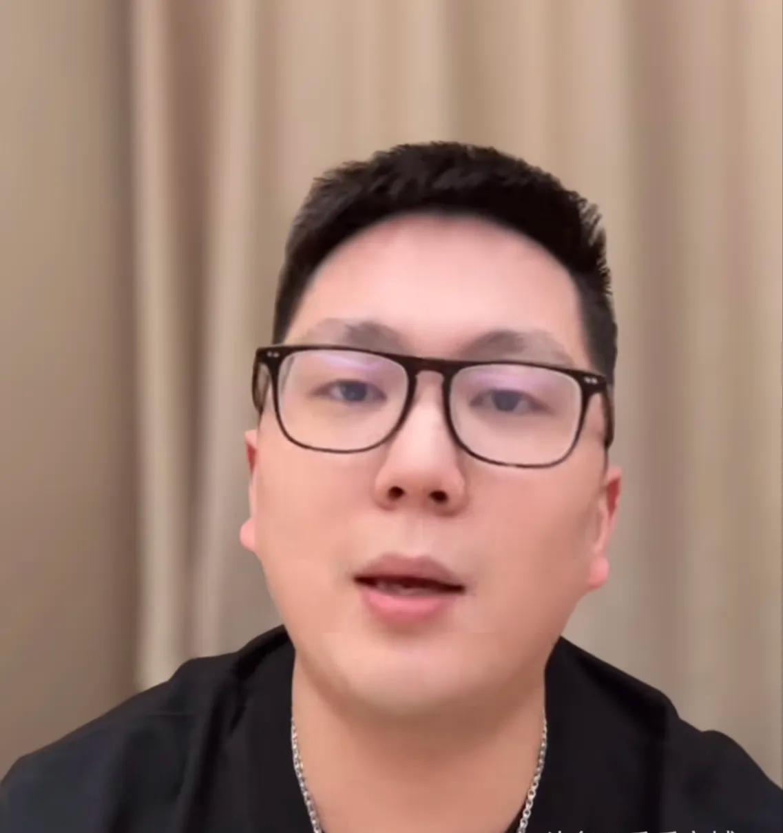 完全不用慌！户上隼辅算不上顶级威胁，王楚钦压制力肉眼可见
 
最近不少球迷纠结户上隼辅是不是涨球了，担心他会成为国乒大威胁。内行看得很通透，大家真的没必要过度焦虑，客观来讲，户上隼辅顶多就是二流外协水平，稳定性差得远。
 
翻看两人交手记录最能说明问题，六年七次碰面，王楚钦稳稳拿下七连胜。这么多场次