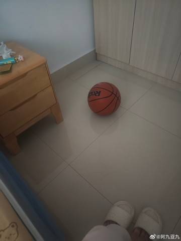 早上醒来看到这篮球🏀，想起昨晚睡前硬是要把篮球抱上床玩，我真的又被可...