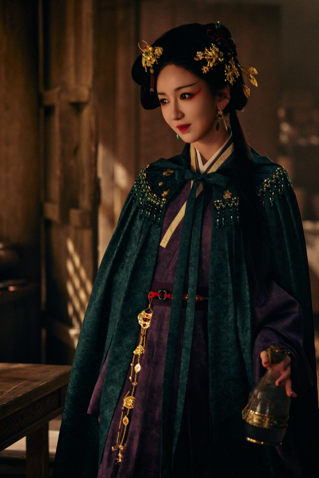 我是燕子～一身金影，飞燕抚琴，琴魔一现，大漠风云起。#电视剧金色##娄艺潇# ​