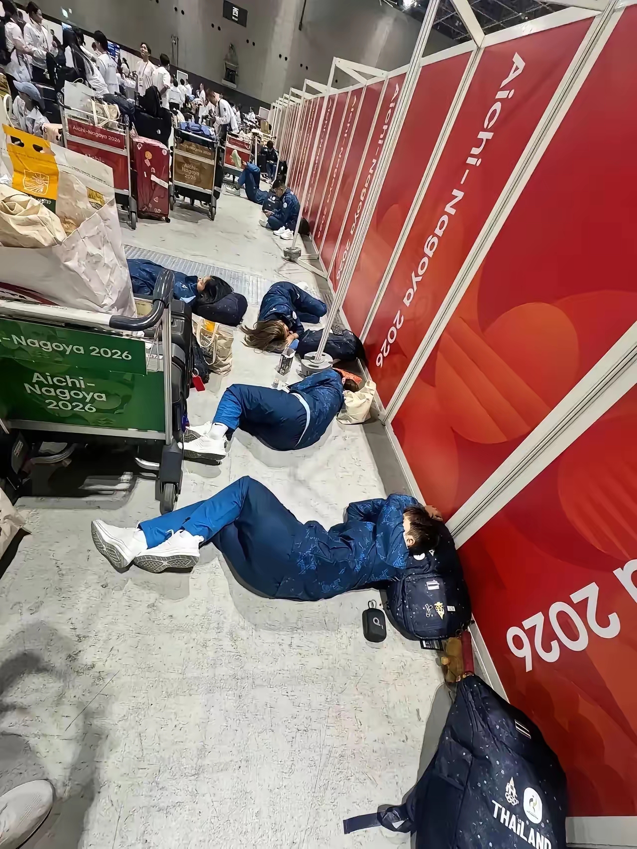 这下出名了，
不仅泰国、韩国，
亚洲多国运动员都知道了，谁能想到，名古屋亚运后勤乱成这样！

​泰国媒体Khaosod新闻9月17日报道，名古屋亚运会主办方出现疏漏，泰国藤球队没有被录入游轮住宿名单，全队苦等近15小时，队员只能躺在游轮大厅地板休息。

泰国藤球队的遭遇，是这届亚运会后勤乱象里最刺眼