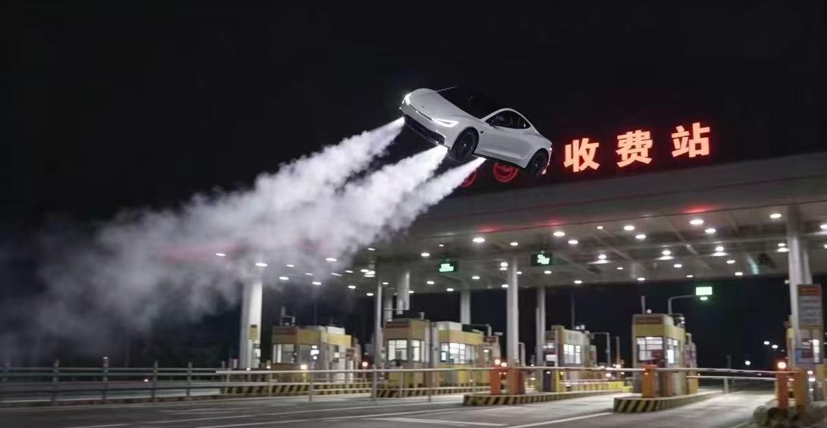 看懂特斯拉Roadster飞车秀：不是黑科技突破，是顶级品牌营销的降维玩法
 
很多人被特斯拉第二代Roadster腾空翻转的演示震撼，觉得是颠覆性的汽车技术突破。但换个视角看，这套操作底层技术，SpaceX早就玩得炉火纯青。
 
不是说这套冷气推进的特技不厉害，只是这份姿态控制的本事，在猎鹰火箭、
