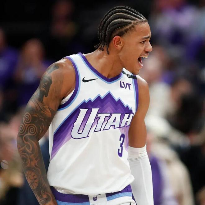 烂队刷23.6分，乔治凭啥拿1.575亿？
🏀22岁的基扬特·乔治5年1.575亿续约爵士，无球员选项、无球队选项，锁得死死的。上赛季场均23.6分6.1助攻，看着真香。

🔥可先看看背景：爵士22胜60负、西部倒数第一，一个在联盟最烂球队、外线没人抢球权的后卫，刷出23.6分，这数据有几成是&