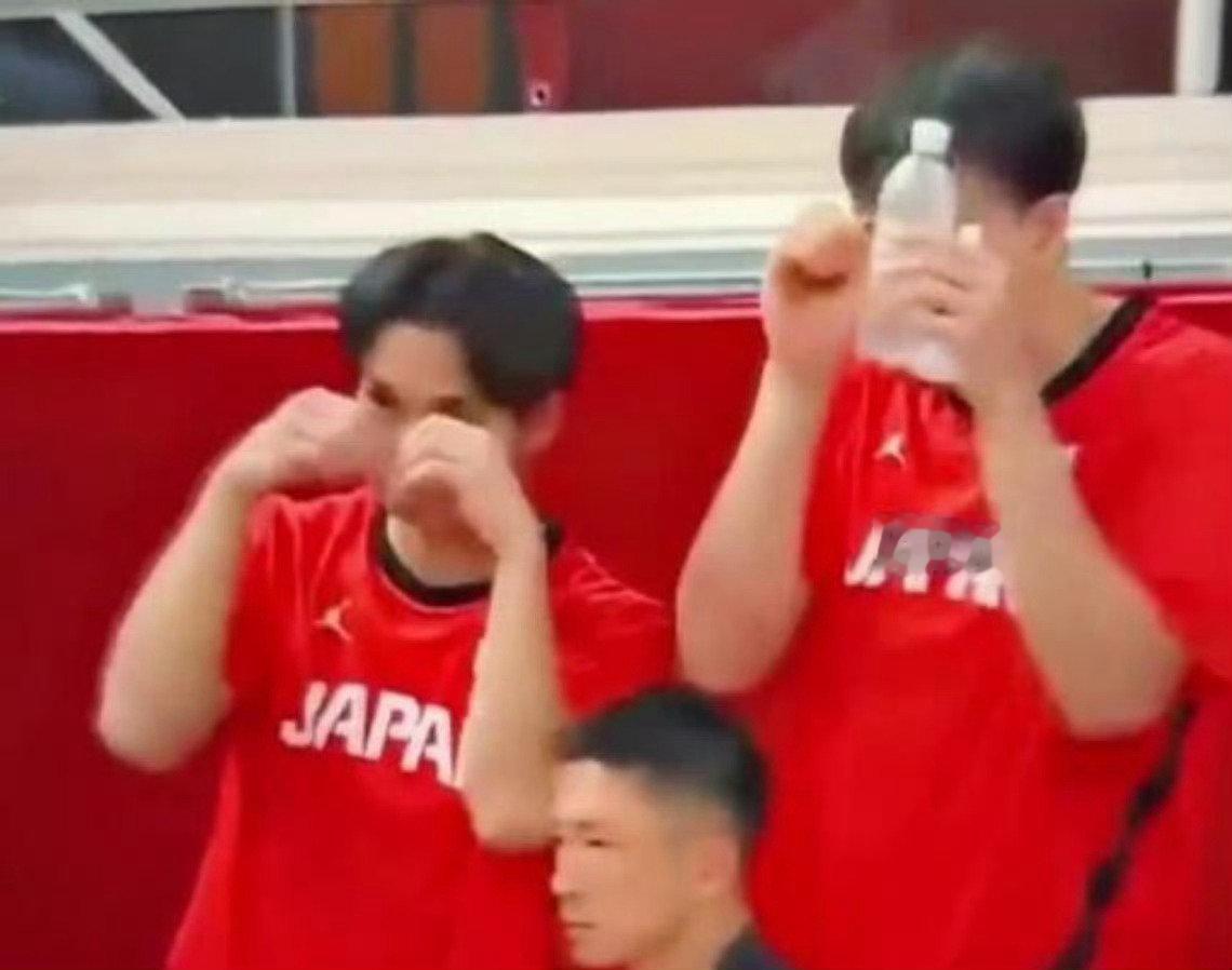 #中国男篮惨败被日本球员嘲讽##中国男篮惨败日本男篮#这和体制内的铁饭碗差不多，没有危机感和狼性文化就是不行，还有技术不好只能多练（还是在918这个特殊的日子输给日本[无聊]） ​