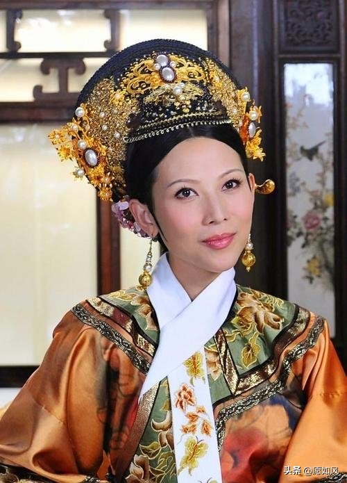蔡少芬这么离谱？
在内地演戏多年，老公也是内地的
连袁咏仪都吐槽她，她实在是没有
语言天赋

蔡少芬因为她的港普，闹出许多好笑的瞬间。特别是因为《甄嬛传》上综艺，“乌拉那拉氏”从来没有说标准过，引来许多笑料。

当然袁咏仪的普通话还是比蔡少芬强，她算是娱乐圈的特例了。
不过蔡少芬的颜值是被低估了，年